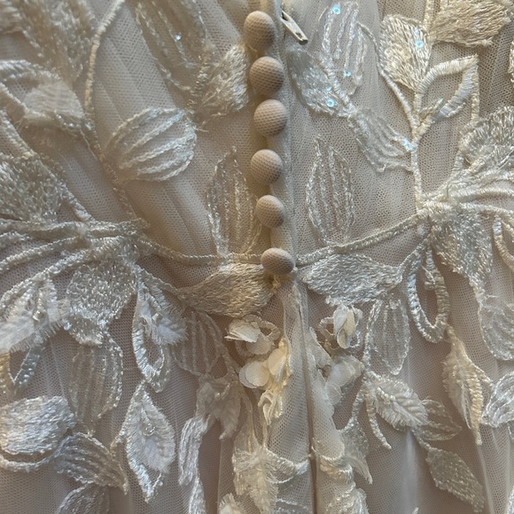 WEDDING DRESS NEVER WORN & NO PREVIOUS ALTERATIONS - Picture 11 of 14